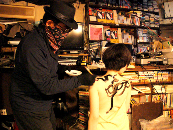 In "Yoruno Hirune" 27th Nov. Youko DJ: DJ Soi Cowboy Photo: Kosei Kobayashi